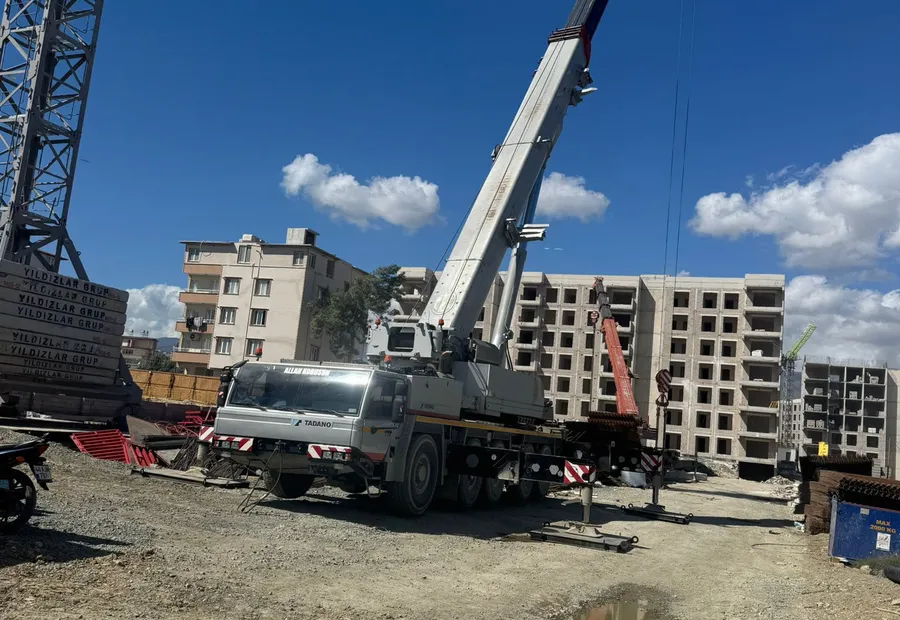 Yapı şantiyesinde kurulu Erenler Vinç mobil vinci