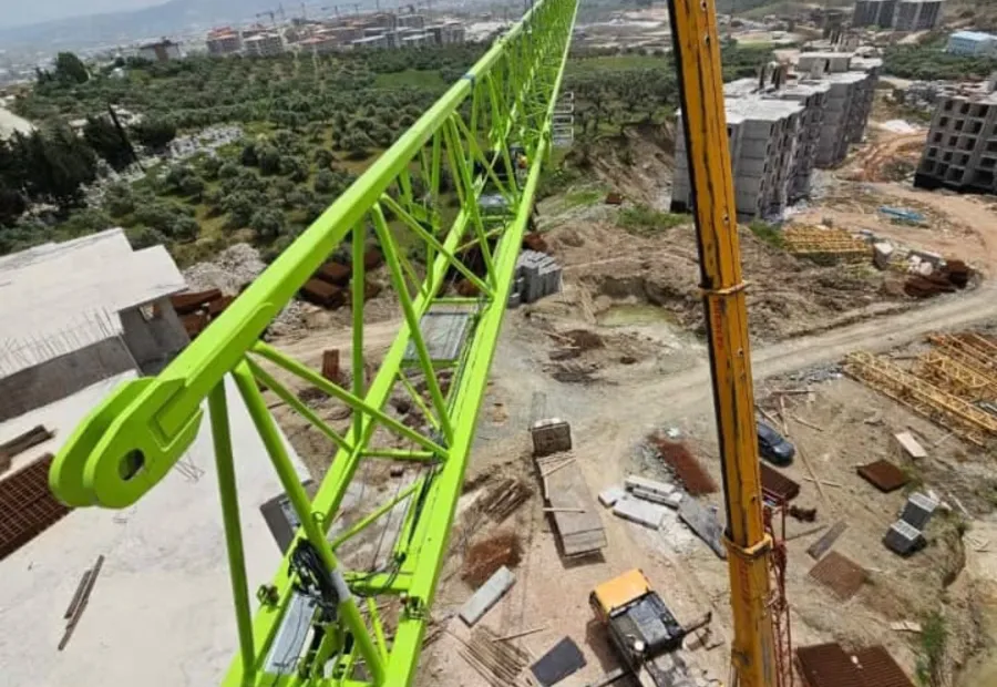 Yüksek çalışma noktasından görülen yeşil kule vinç parçası