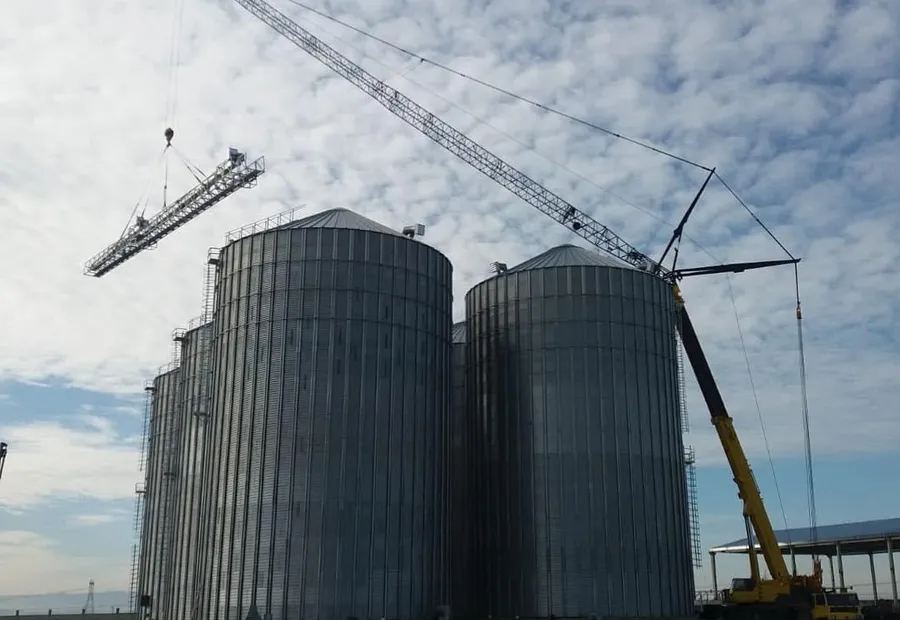 Endüstriyel silo montajında çalışan vinçler