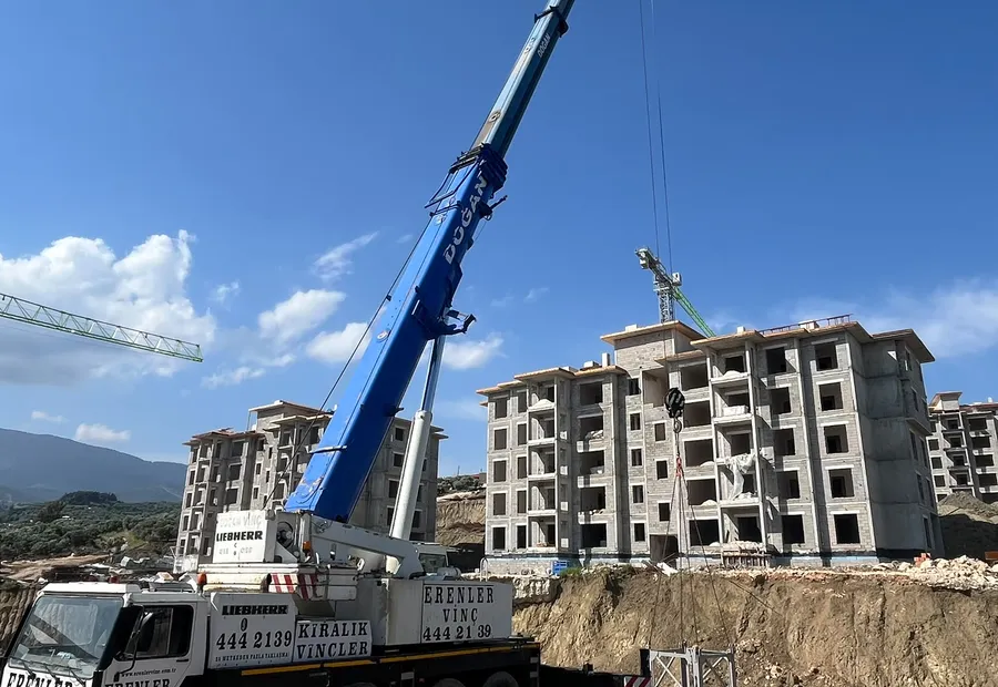 Diyarbakır konut projesinde çalışan Erenler Vinç aracı